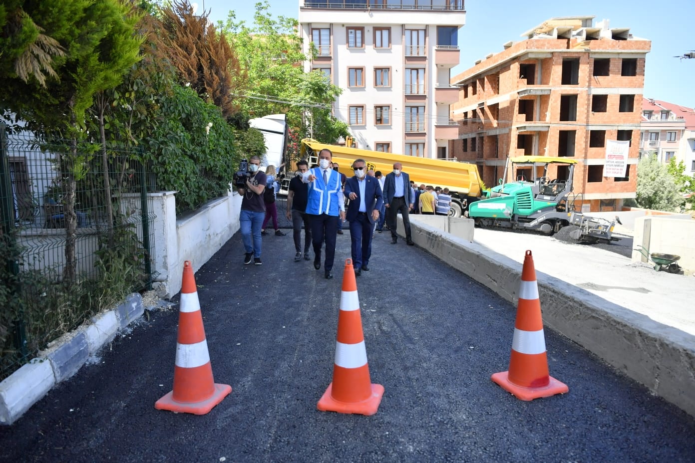 Bir bir veya daha fazla kişi, sokak ve yol görseli olabilir