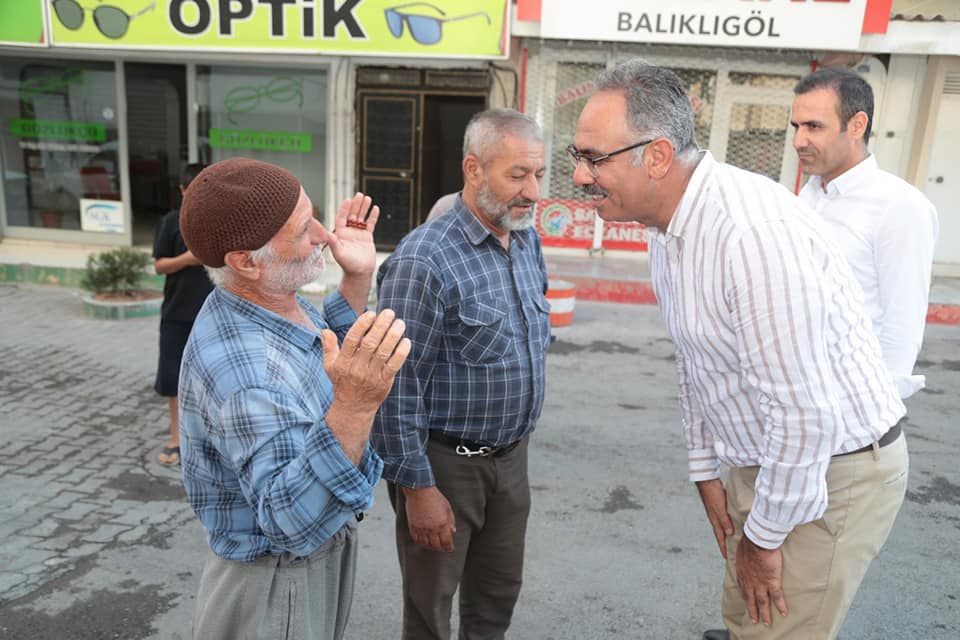 Bir 4 kişi, ayakta duran insanlar ve açık hava görseli olabilir