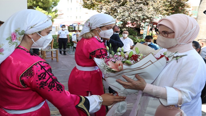 Emine Erdoğan, KKTC’de Girne Belediyesi Sosyal Yaşam Merkezi’ni ziyaret etti