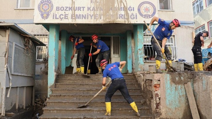 Polis Arama Kurtarma (PAK) Ekipleri Sel Felaketinde 300 Kişiyi Kurtardılar