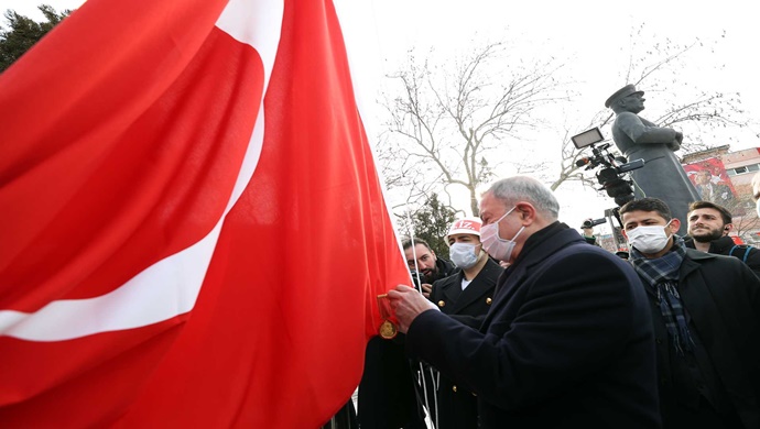 Millî Savunma Bakanı Hulusi Akar, “Çanakkale Geçilmez” Yazılı Altın Madalyanın “Toka Edildiği” Türk Bayrağını Törenle Göndere Çekti