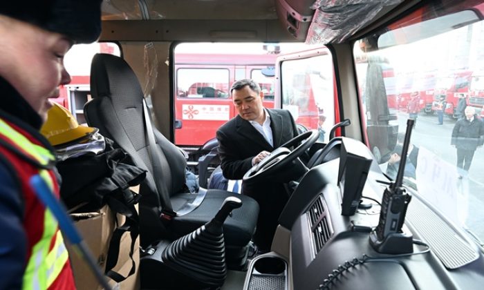В Бишкеке состоялась массовая передача спецтехники — новых пожарных машин, пассажирских автобусов и карет скорой помощи