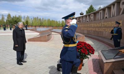 Глава государства возложил цветы к Мемориальному комплексу воинам-
