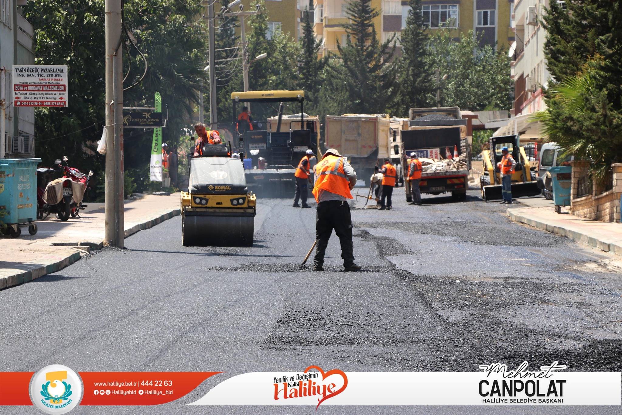 Bir 8 kişi, yol, sokak ve yazı görseli olabilir