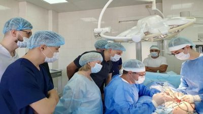 “Birleşik Rusya Kadın Hareketi” Kemerovo’da cerrahlar için damar protezleri konusunda bir ustalık sınıfı düzenledi