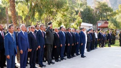 Cumhurbaşkanı Ersin Tatar, 20 Temmuz Barış ve Özgürlük Bayramı dolayısıyla Boğaz Şehitliği’nde düzenlenen törene katıldı