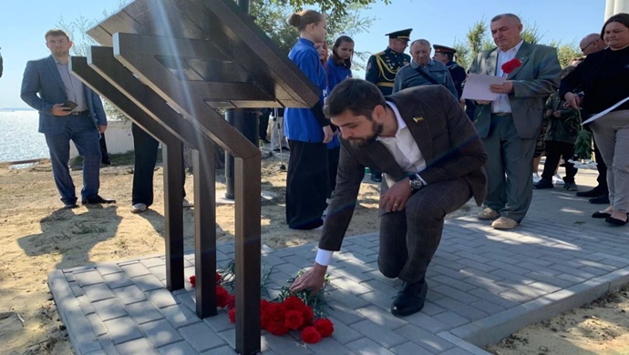 Rostov bölgesindeki Tsimlyansk’ta, Birleşik Rusya’nın desteğiyle, 1964 uçak kazasında ölenlerin anısına bir anma tabelası açıldı.